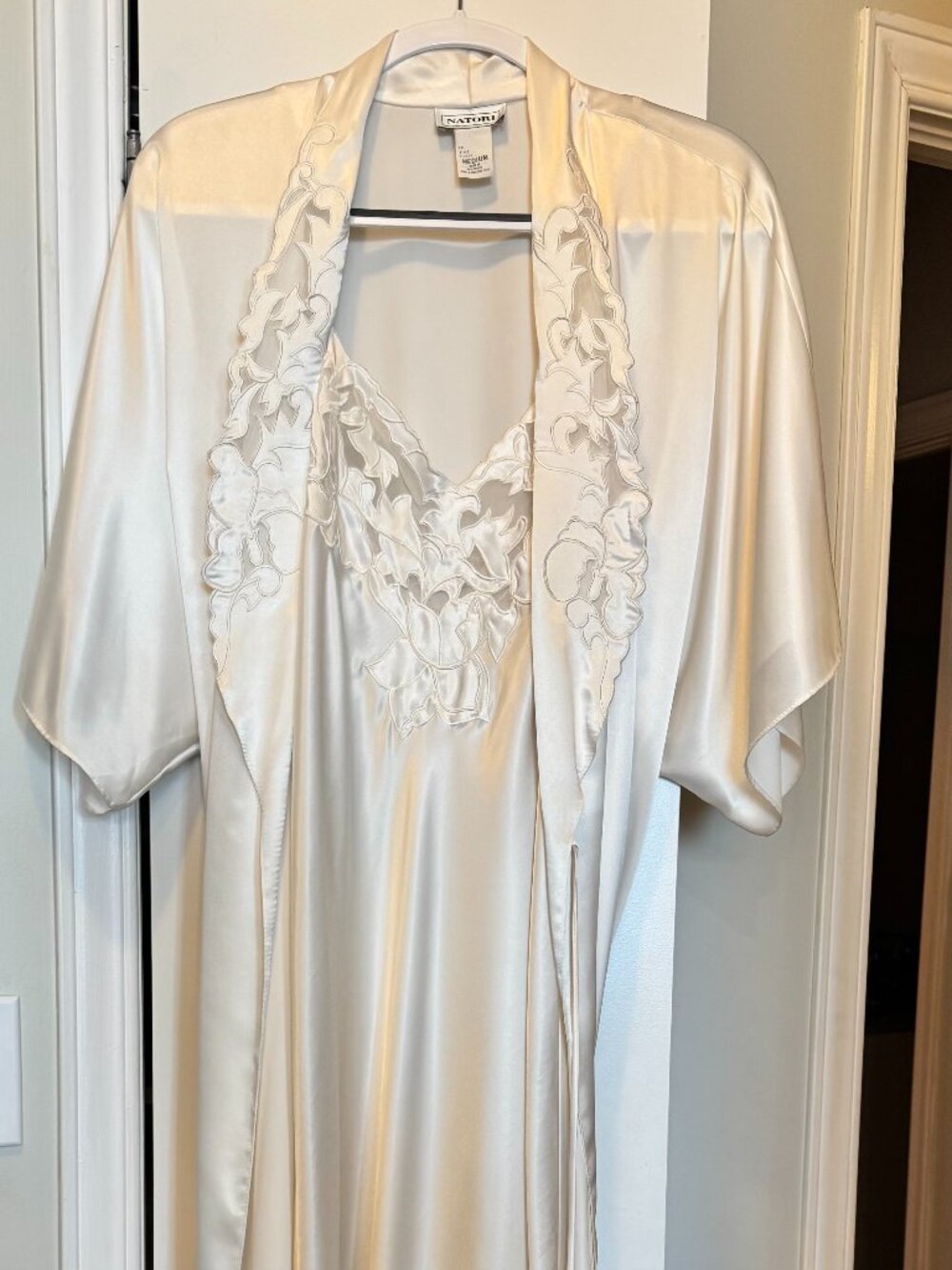 Natori Robe and Nightgown, White, Size M